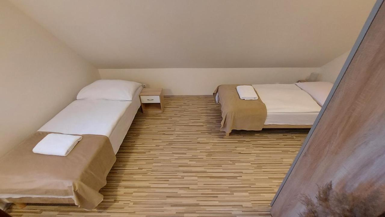 Apartman Tajov Pre 5-6 Osob, Privatne Parkovanie A Terasa Kültér fotó