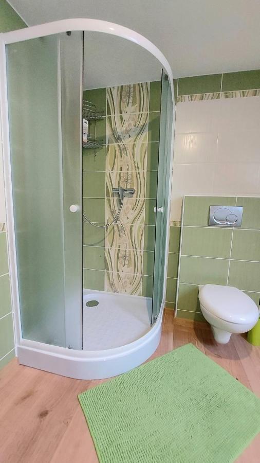 Apartman Tajov Pre 5-6 Osob, Privatne Parkovanie A Terasa Kültér fotó
